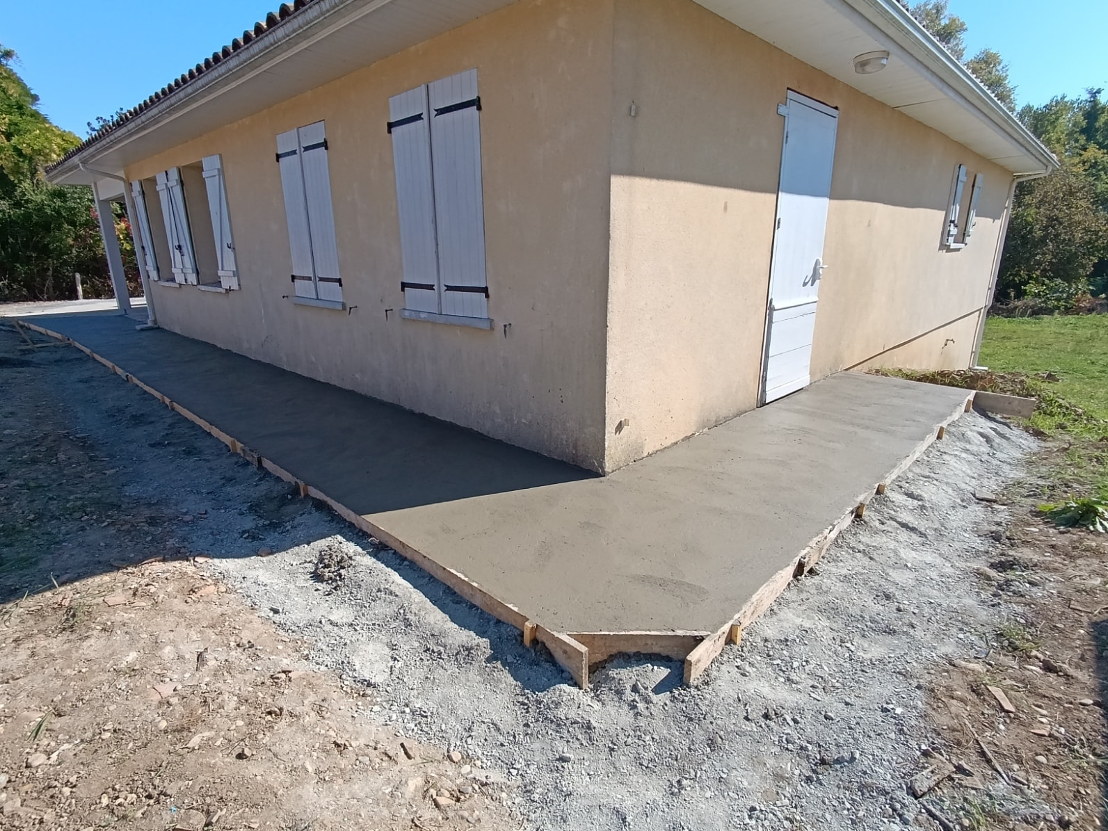 Aménagement des abords et tours de maison – FAVRET Terrassement & Paysage à Langon