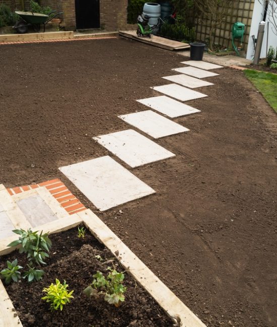 New,Stepping,Stone,Slabs,Along,A,Landscaped,Garden,With,Soil